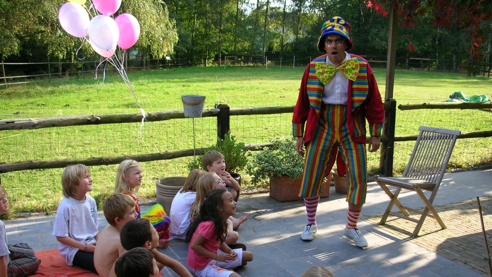 Clown Alfonso performing at a kids' birthday party