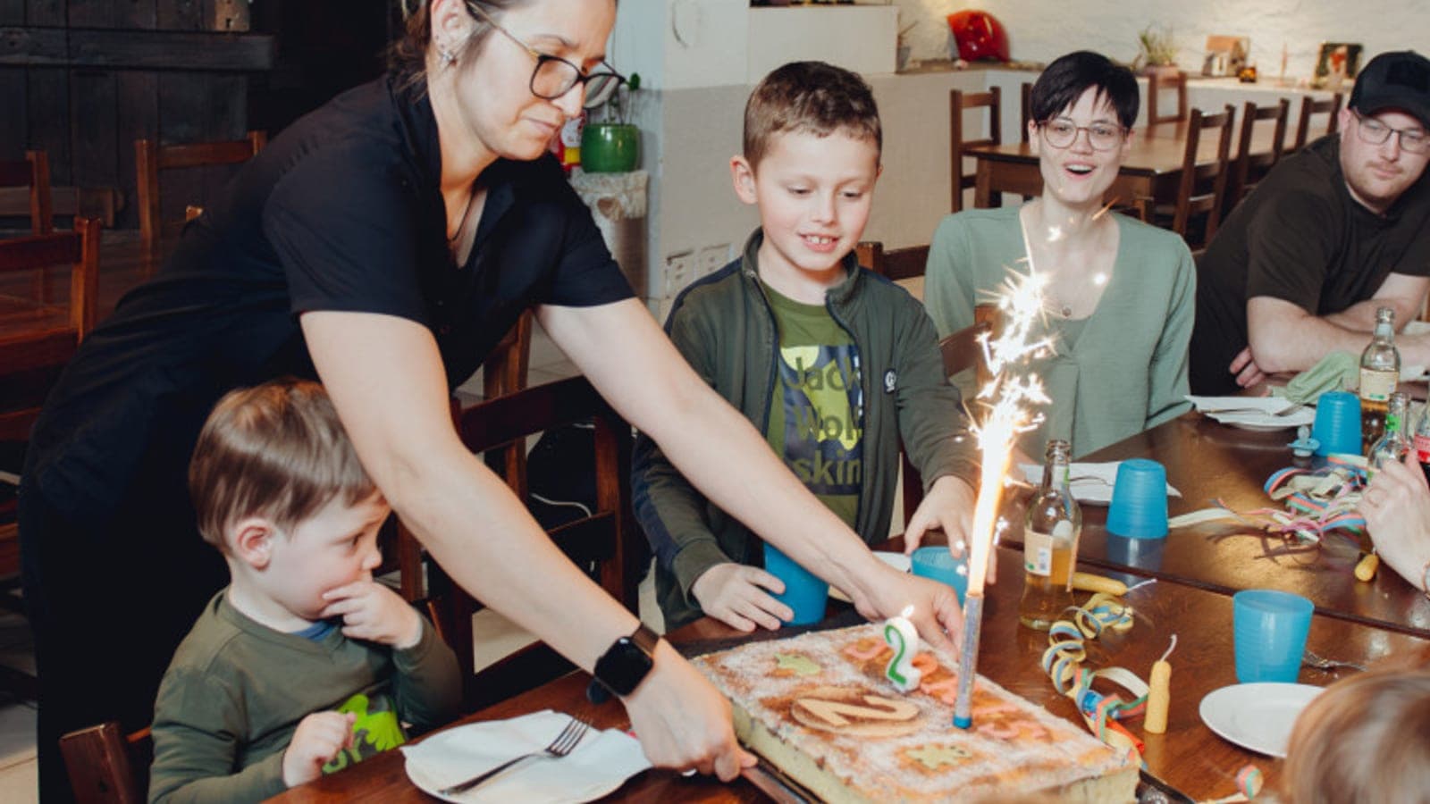 Kids and instructor at a Robbesscheier birthday workshop — full-day Formel 1 setup