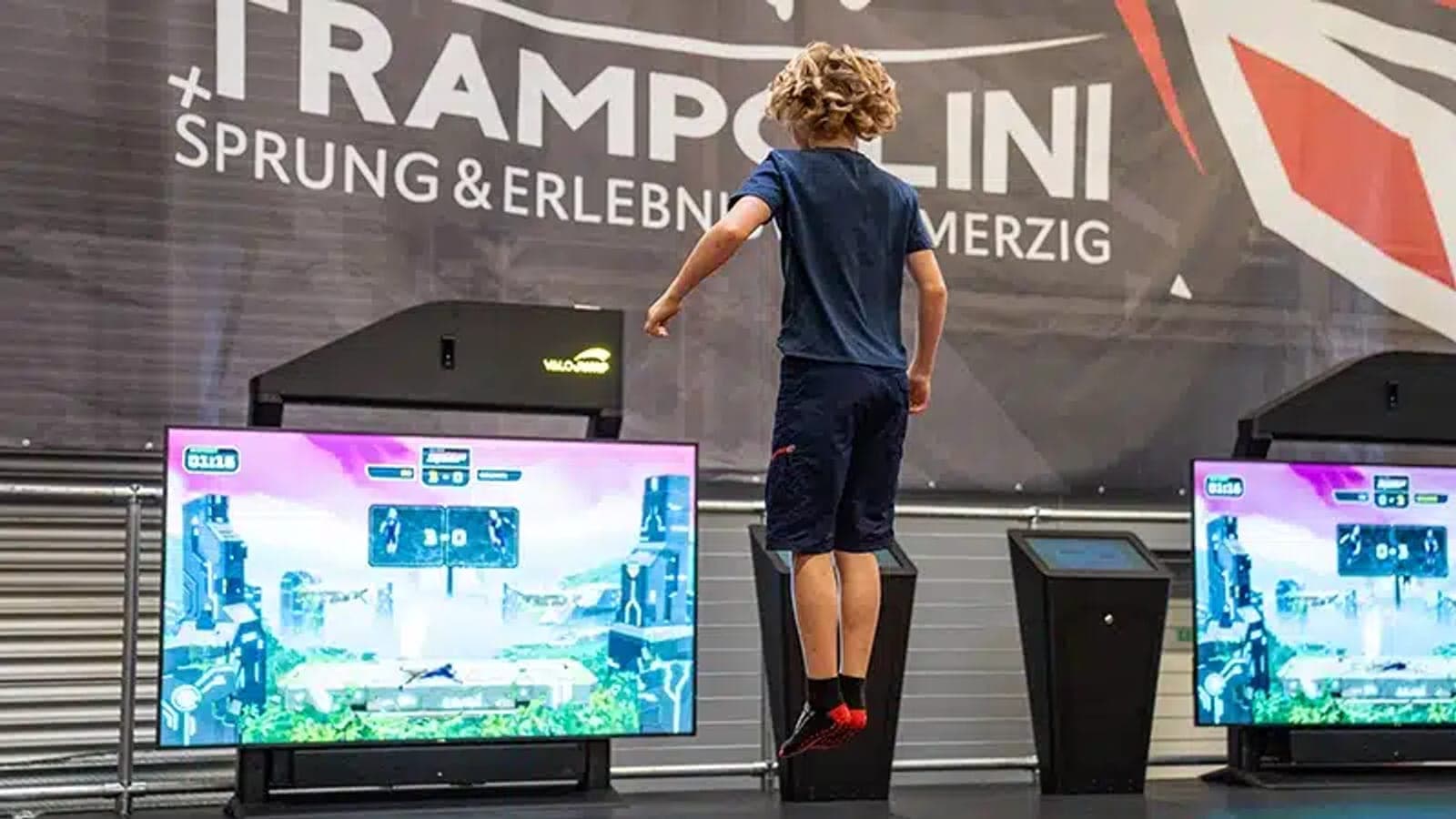 Trampolini jump tower with foam pit